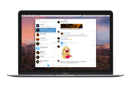 Antarmuka Telegram macOS pada MacBook dengan mode gelap dan folder chat